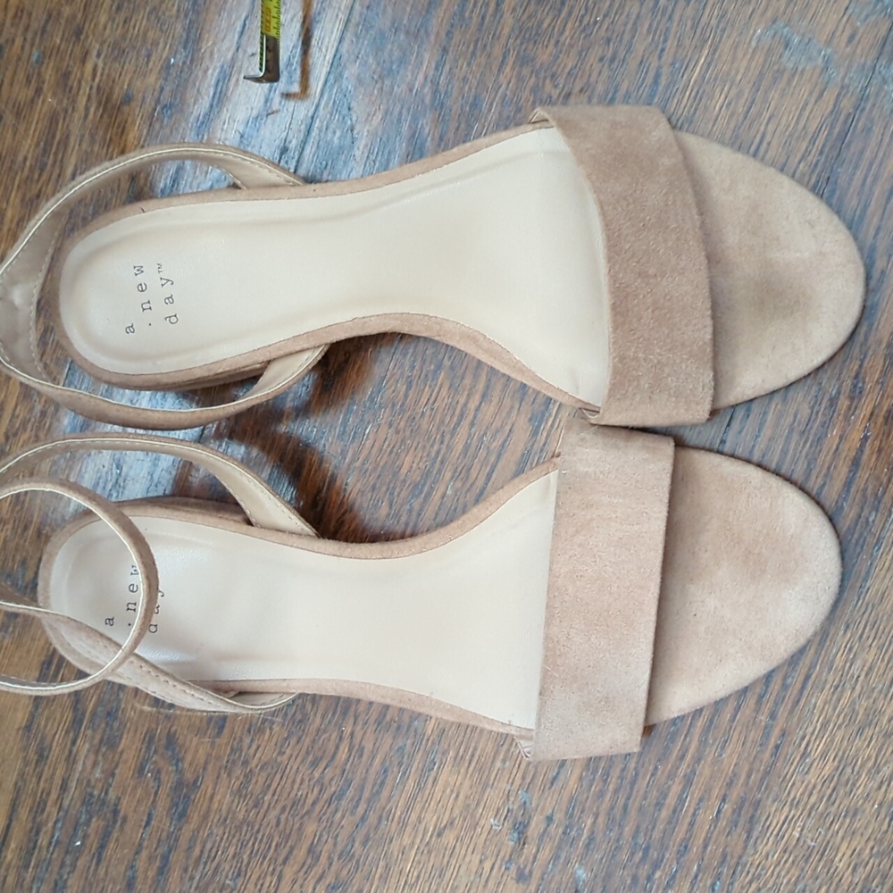 Nude flat sandals